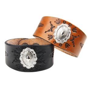 Bracelet Manchette Large en Cuir de Vache pour Homme Vintage Punk Totem Gauffré Alliage Concho Bijoux Biker