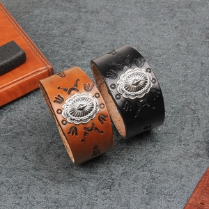 Bracelets larges en cuir véritable rétro noir et marron avec emblèmes métalliques