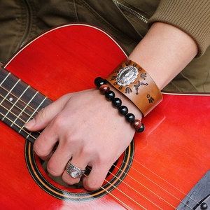 Bracelet manchette en cuir rétro pour hommes avec perles sur fond de cordes de guitare