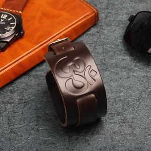 Bracelet pour homme en cuir véritable marron foncé avec mantra embossé et boucle
