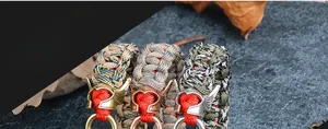 Détails de bracelets en paracorde tressée avec boucles en forme de casque de spartiate
