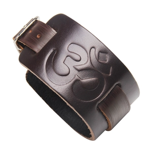 Bracelet large en cuir marron foncé avec symbole Om gaufré et boucle en métal