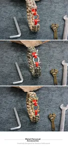 Détail de bracelets en paracorde avec boucle manille en métal vintage et relief de crâne
