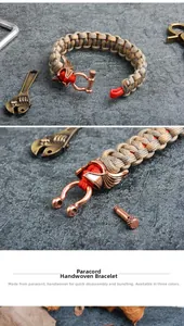 Détail du bracelet de survie en paracorde montrant la boucle en bronze avec ailes et vis