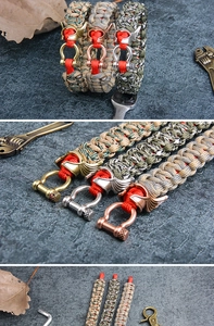 Détail de bracelets en paracorde avec perles de casque de guerrier et manilles en U