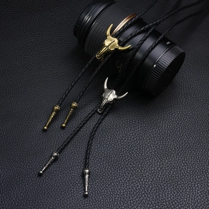 Bolo Tie Set mit Retro Bullenkopf Motiv in Gold und Silber sowie geflochtener Lederkordel