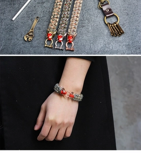 Détail du bracelet de survie en paracorde avec boucle dragon et manille en métal