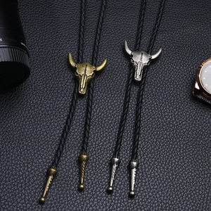 Bolo-Krawatten im Western-Stil mit Stierschädel in Gold und Silber und Lederkordeln