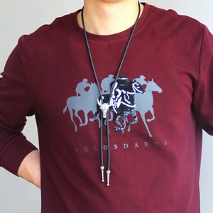 Western-Stil Bolo-Krawatte mit Bullenkopf-Anhänger und geflochtener Lederkordel am Modell