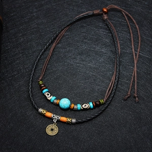 Boheemse dubbellaagse ketting met turquoise kralen en antieke bronzen munt hanger