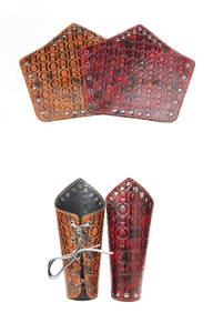 Detail der Vintage-Leder-Armschützer mit geprägten HO HO HO-Buchstaben und Metallnieten