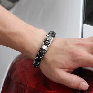 Pulsera para hombre de cuero trenzado negro con un cierre de cabeza de dragón de acero plata