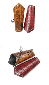 Detalle de protectores de brazo estilo punk con relieve de calavera y cordones ajustables