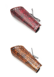 Details von Vintage-Lederarmschonern mit Prägung, Metallnieten und Schnürung
