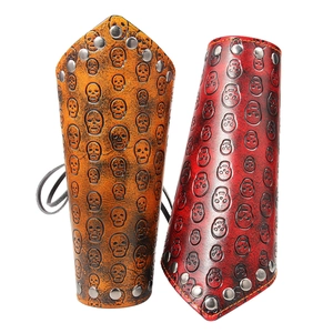 Protectores de brazo de cuero punk con calaveras en relieve y remaches de metal plata