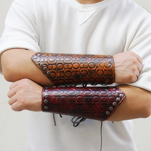 Punk-Leder-Armschützer mit Buchstabenprägung und Metallnieten für Biker-Outfits