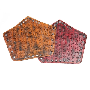 Protector de brazo punk de cuero vintage con calavera en relieve y remaches set