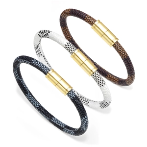 Set de tres pulseras de cuero con diseño de cuadros y cierres magnéticos dorados