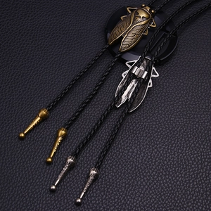 Vintage Cicada Bolo Tie in Altgold und Altsilber mit schwarzer geflochtener Lederkordel
