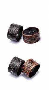 Details von Vintage-Lederarmbändern mit Paisley-Prägung und Metalldruckknöpfen