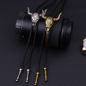 Vintage-Bolo-Tie-Set mit silbernen und bronzenen Bullenschädel-Anhängern an geflochtenem Leder