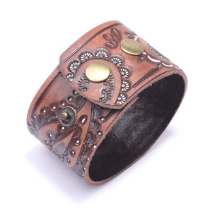 Breites Boho Lederarmband in Braun mit geprägtem Mandala-Muster und Metalldruckknöpfen