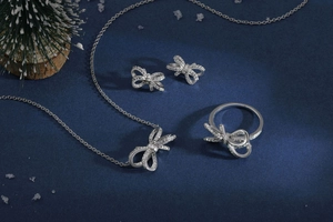 Macro view of S925 silver bow jewelry set with shimmering zircon in winter gift setting