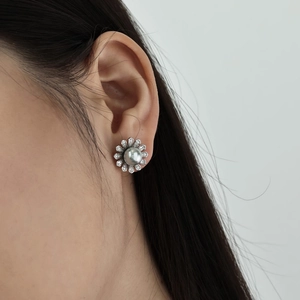 Close-up of S925 sterling silver sunflower stud earring with gray pearl and zircons