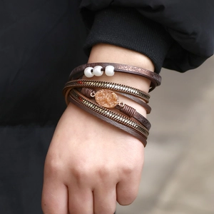 Bracelet multicouche en cuir pour femme avec pierre druzy brune et perles blanches