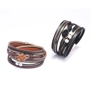 Bracelet multicouche en cuir bohème avec fermoir magnétique et perles en noir et marron