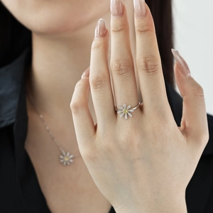 Elegant S925 sterling silver daisy ring and necklace set with sparkling cubic zirconia