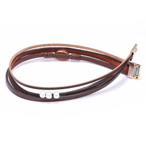 Bracelet multicouche en cuir avec perles blanches et fermoir magnétique doré
