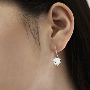 Detail of silver S925 clover earring with twisted hoop and green gemstone accent