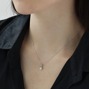 Elegante collana in argento 925 con zircone a cuore su modella con camicia nera classica