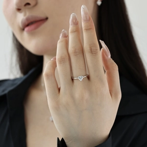Elegante anello in argento S925 con zircone a forma di cuore sulla mano di una modella