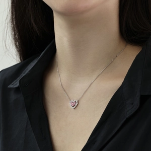 Collier en argent S925 avec pendentif cœur rose et halo de pierres porté par un mannequin