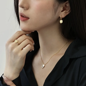Elegant S925 silver jewelry set with green four-leaf clover pendant on model