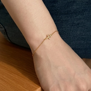 Macro di bracciale in argento S925 dorato con ciondolo aereo e zirconi brillanti