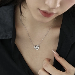 Détail du collier coeur en argent S925 avec zircon rose porté par un mannequin