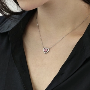Détail du collier cœur en argent avec pierres roses en forme de goutte sur un mannequin
