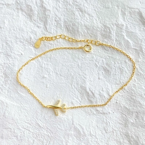 Dettaglio del bracciale aereo in argento S925 con cristalli lucidi su marmo bianco
