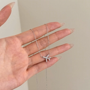 Detail van de S925 zilveren vliegtuig ketting met zirkonia stenen aan een fijne schakel