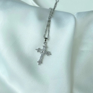 Elegant S925 sterling silver cross pendant necklace with sparkling cubic zirconia inlay