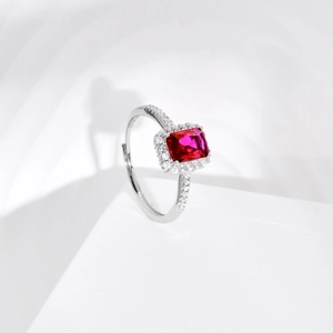 Detail van S925-merkteken op zilveren ring met roze zirkoon en fijne kristallen pavé