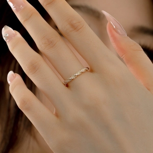 Élégante bague torsadée dorée pour femme ornée d'un pavé de micro-zircons étincelants
