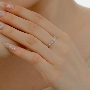 Détail d'une bague en argent S925 torsadée avec pavé de pierres de zircone fines