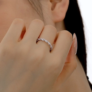 Bague élégante en argent 925 avec design torsadé et zircons brillants sur main de femme