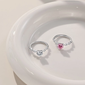 S925 sterling silver heart-shaped ring set with pink and white zircon in ceramic dish