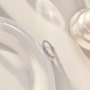 Détail macro de la bague en argent S925 avec design torsadé et zircons brillants