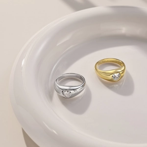 Elegant S925 sterling silver heart rings with cubic zirconia in gold and silver finish